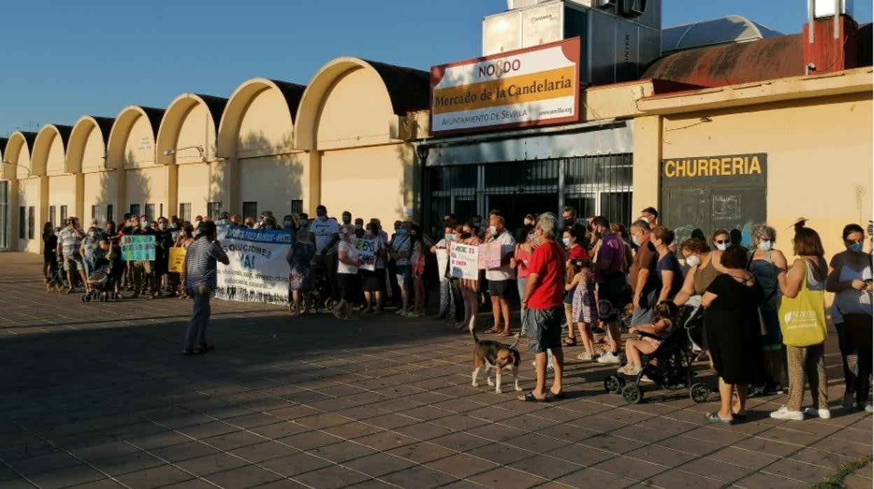 Concentración que protagonizaron los vecinos de la Plataforma Cívica Tres Barrios-Amate