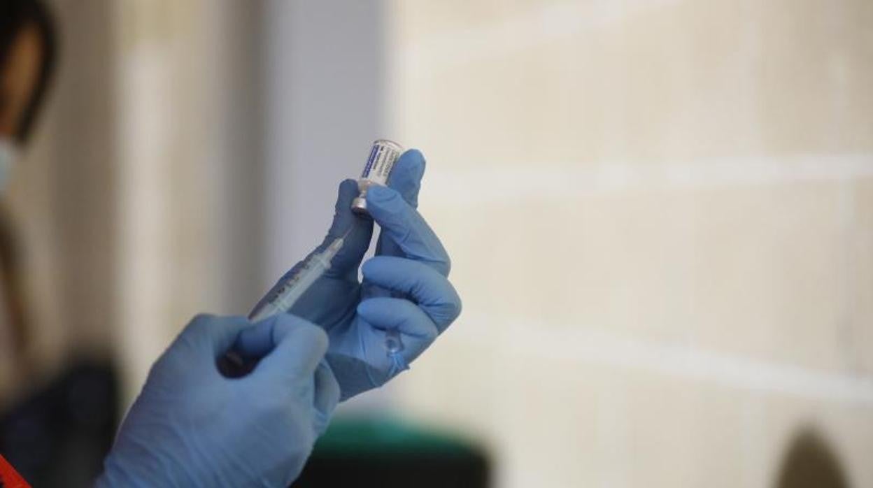 Personal sanitario manipula una vacuna contra el coronavirus