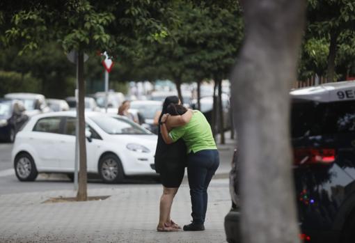 Dos mujeres se abrazan tras el trágico fin del atraco