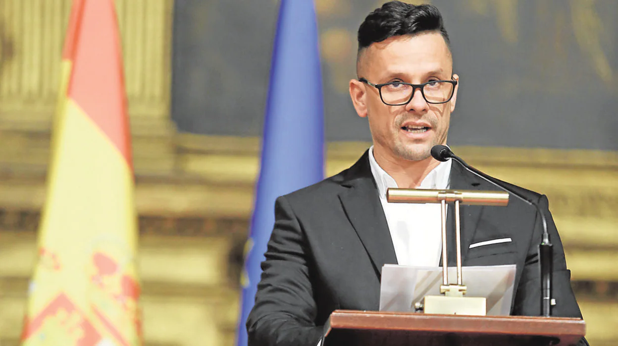 Sergio López, de 43 años, mereció el reconocimiento de la Universidad de Sevilla por su máster sobre el narcotráfico en México y dio un discurso de agradecimiento en la iglesia de la Anunciación en noviembre de 2019