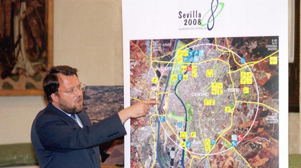 Monteseirín indicando la localización de las instalaciones deportivas de la candidatura Sevilla 2008