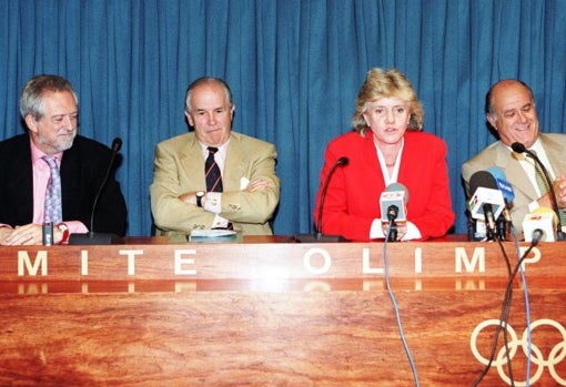 La alcaldesa Soledad Becerril, presentando la candidatura sevillana al COE en 1999