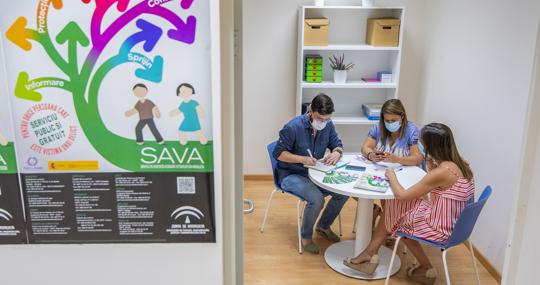 Las profesionales del SAVA durante el encuentro con ABC de Sevilla