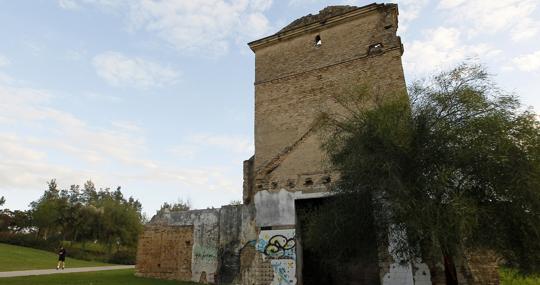 El molino de San Juan de Teatinos, en el cauce del Guadaíra, está en la 'lista roja' del patrimonio