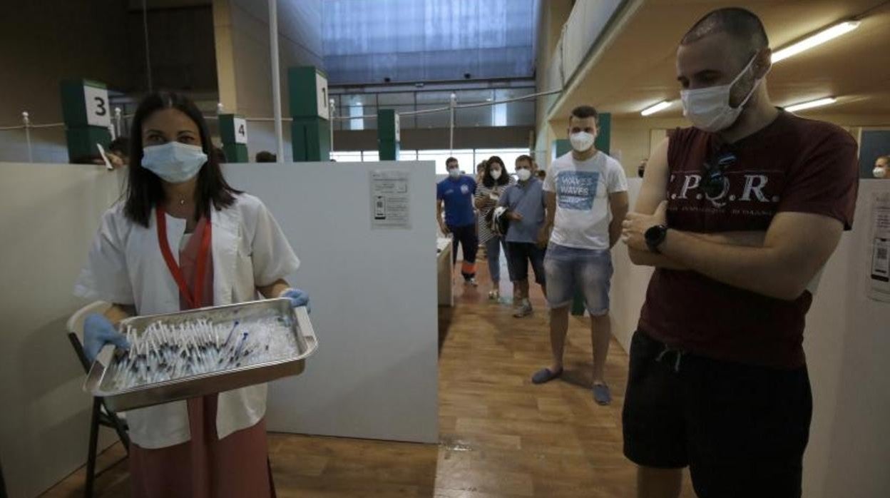 Una enfermera muestra una bandeja de jeringuillas con la vacuna contra el Covid