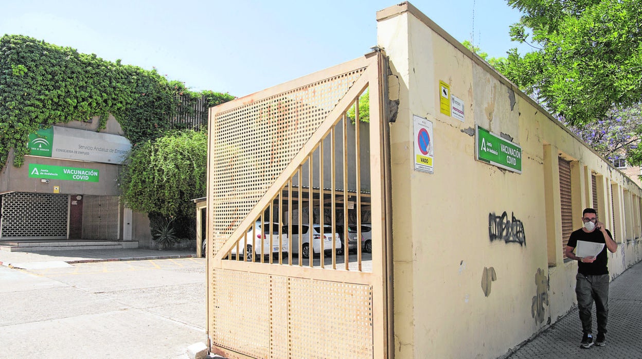 Centro de vacunación Covid de los Pajaritos, frente al centro de salud La Candelaria
