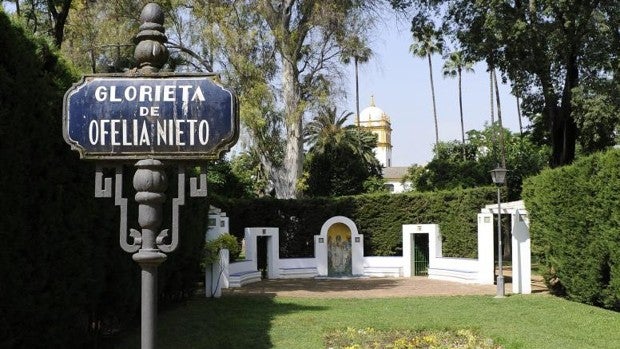 ¿Quién era Ofelia Nieto para que quemen su glorieta en el Parque de María Luisa?
