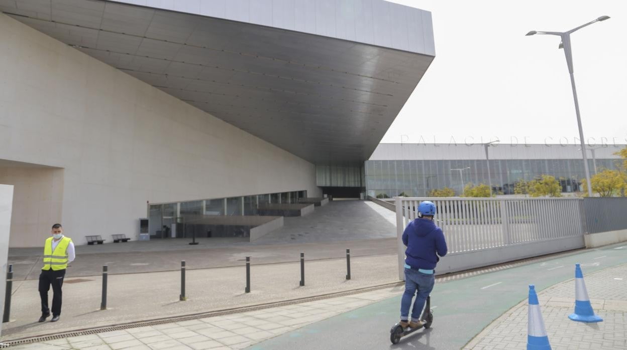 Acceso mediante la gran rampa a la zona ampliado de Fibes