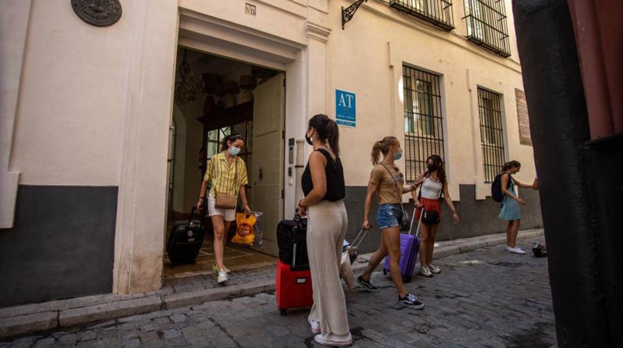 Turistas en uno de los alojamientos de Sevilla