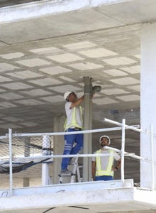 Dos obreros en el tajo