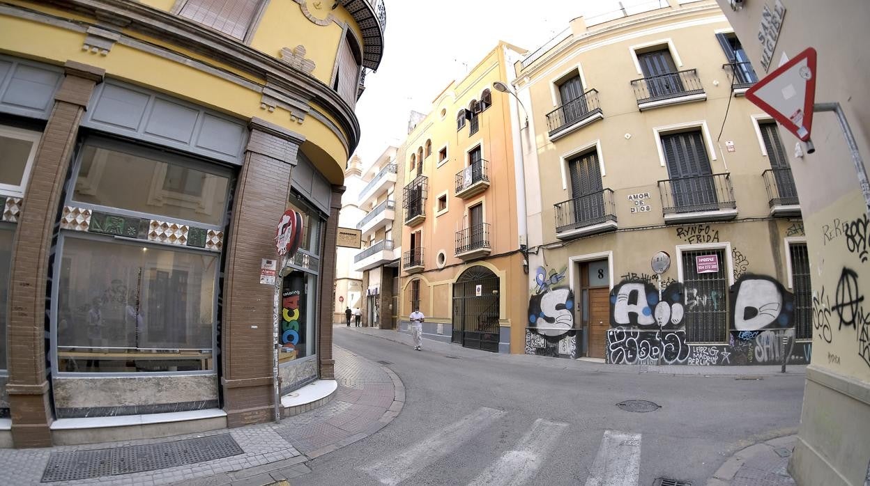 Una enorme pintada en la calle Amor de Dios, frente a la principal tienda de productos exclusivos para grafitis