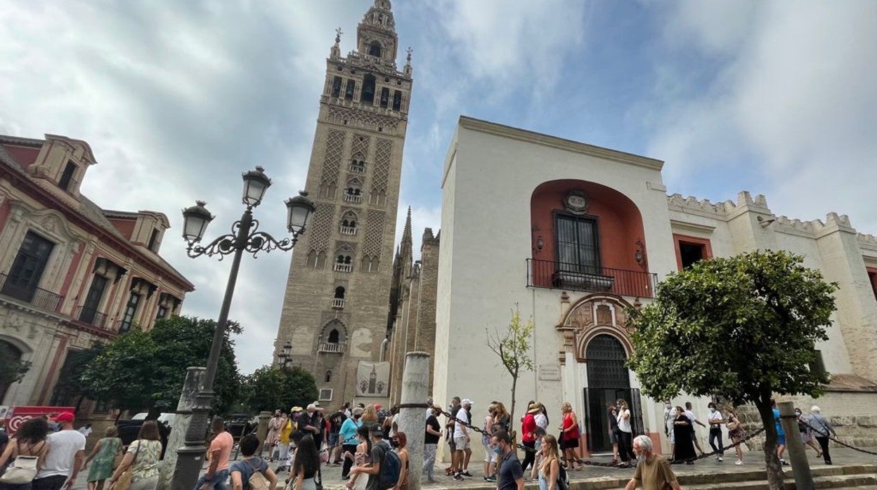 Los turistas hacen cola ante la Catedral