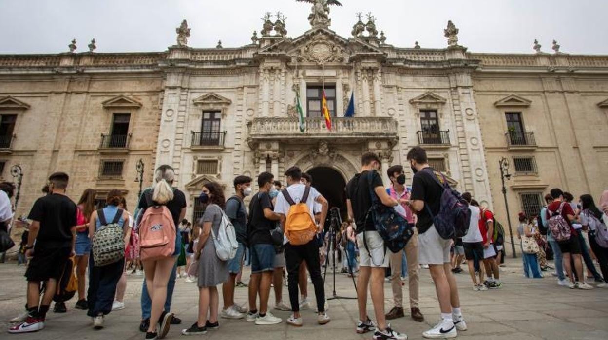 Estudiantes en la puerta del Rectorado de la US