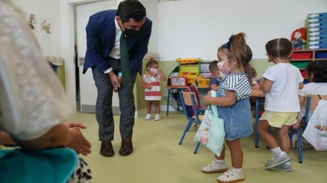 Juanma Moreno en el inicio del curso en Utrera