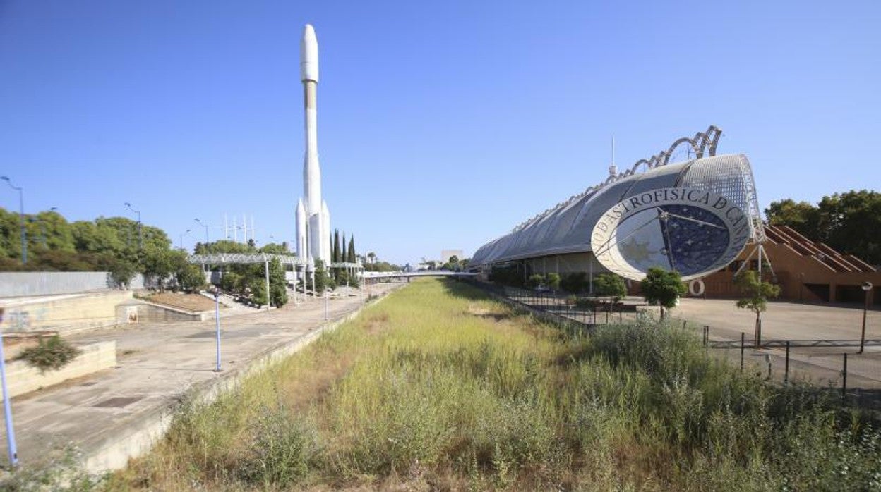 El canal de la Cartuja cubierto de jaramagos