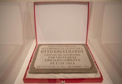Reproducción de la placa de homenaje que la Diputación le dedicó a Engelhardt en 1909