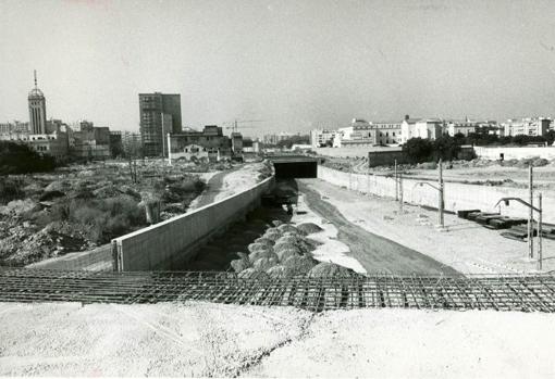 Obras de soterramiento de la vía ferroviaria. Así se hallaban las obras en 5 de agosto de 1990
