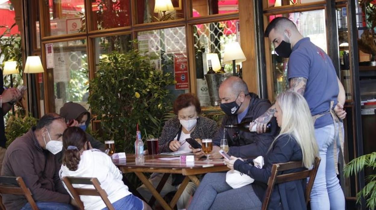 Los restaurantes del Centro de Sevilla cuelgan el cartel de completo