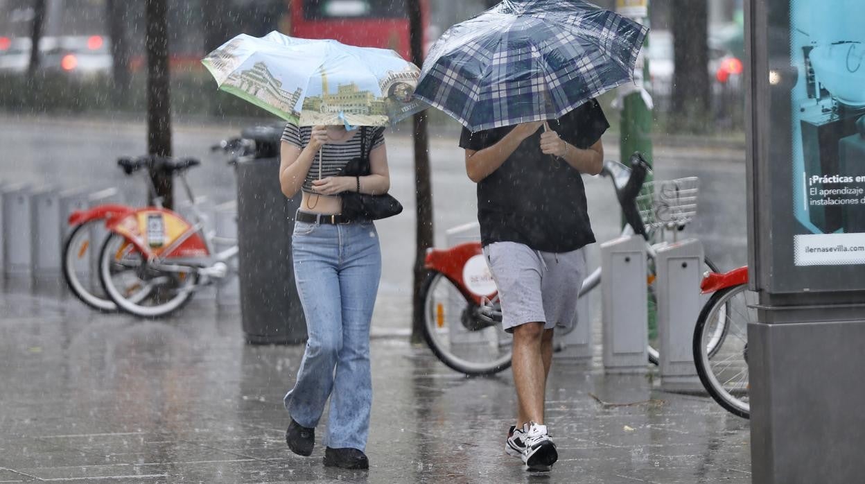El aviso por fuertes lluvia se mantiene durante todo el día
