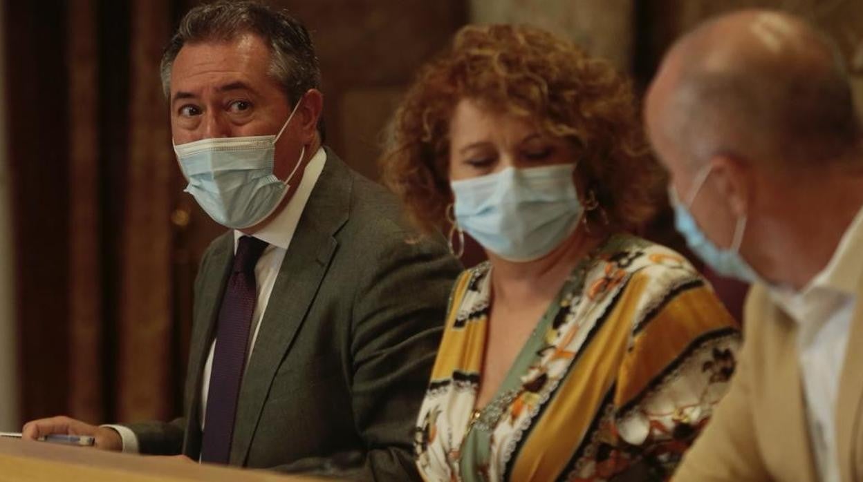 Juan Espadas habla con Antonio Muñoz en presencia de Adela Castaño