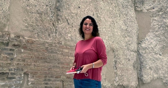 La restauradora Maite Béjar junto a la muralla