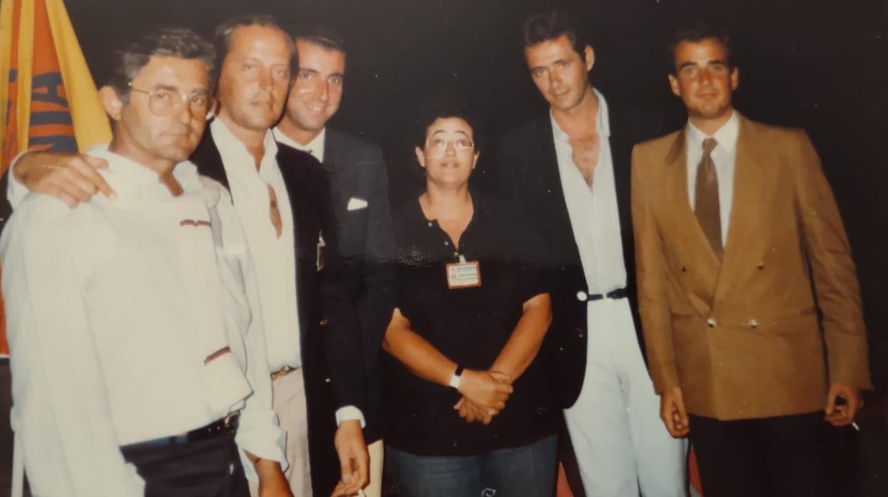 En el centro de la imagen, la ya fallecida princesa Lalla Amina, hermana de Hassan II. Y de izquierda a derecha las patas del banco de un grupo felizmente incorregible: Juan Pedro González-Valverde, Abelardo Rodríguez, Pepe Vázquez, Felipe Galloso y Juanjo Hernández. O sea, Los Romeros de Rabat.