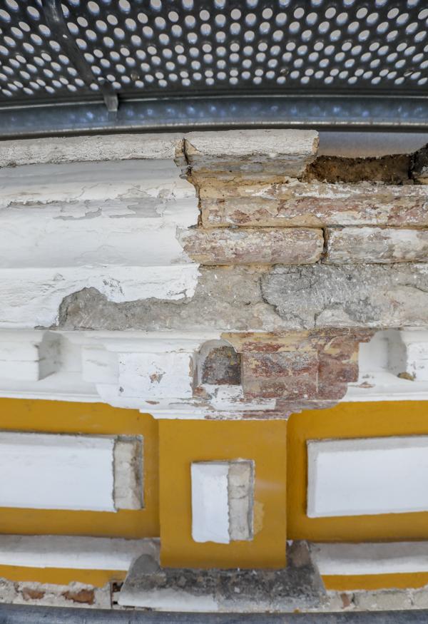 Restos de las policromías aparecidas en las molduras del Arco de la Macarena