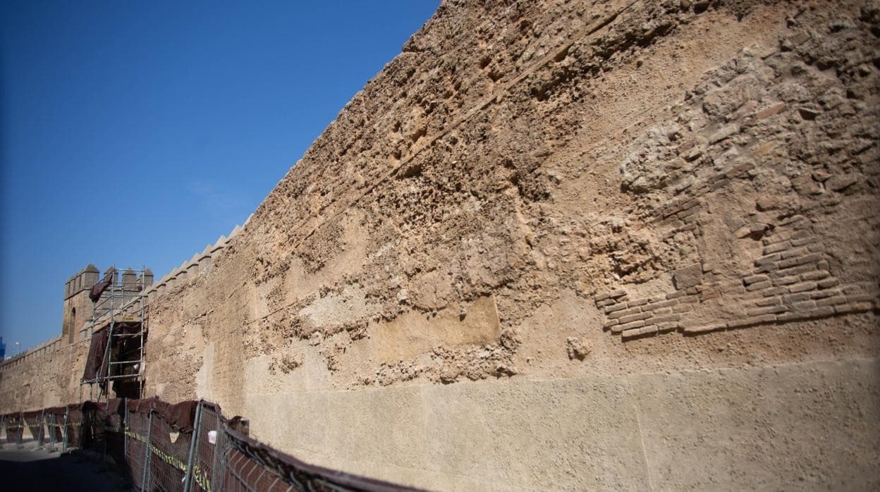 Resultado del lienzo interior de la muralla de la Macarena tras la restauración