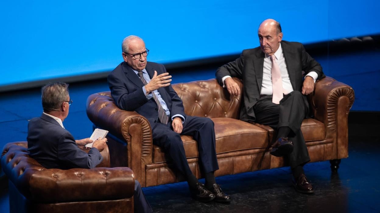 Alfonso Guerra y Miquel Roca durante el encuentro moderado por el periodista Ignacio Martínez