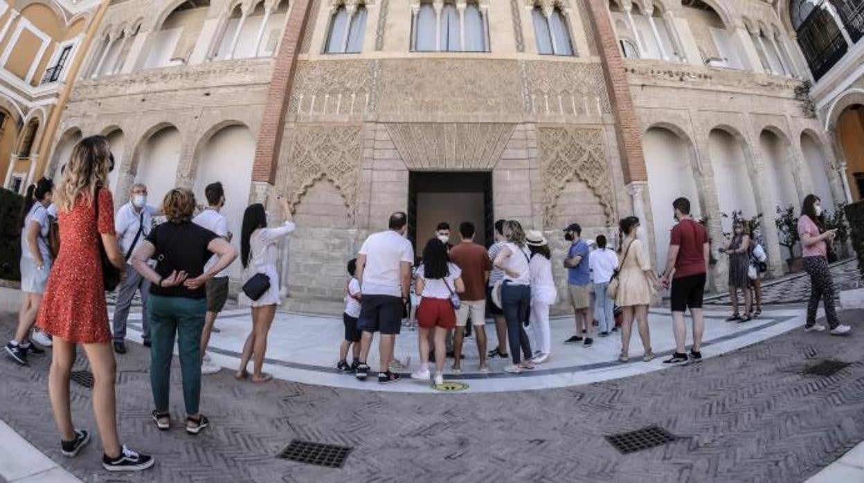Gente paseando por Sevilla