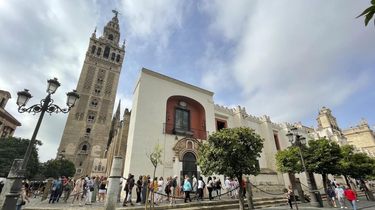 La cara norte de la Giralda es la última que queda por restaurar