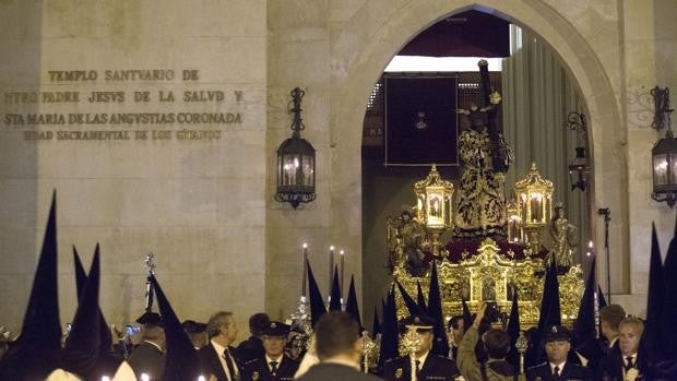 El Ayuntamiento de Sevilla regala a Los Gitanos la titularidad del santuario