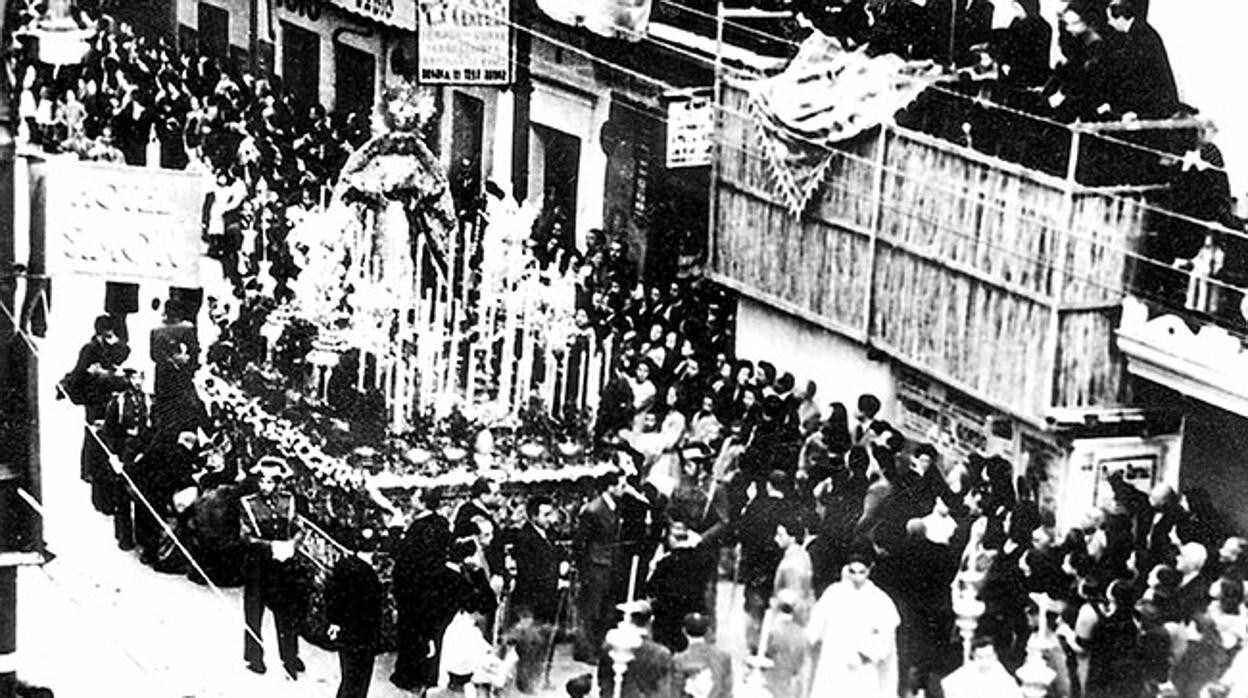 La Macarena, en la procesión extraordinaria por el patronazgo de la Virgen de los Reyes en 1946