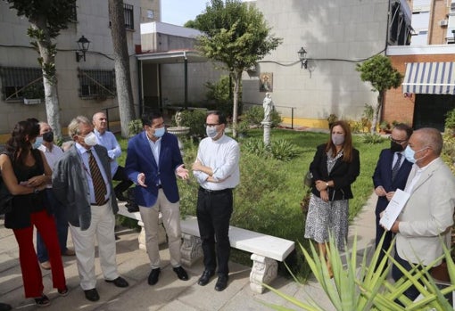 El gerente de Urbanismo, dirigiéndose a los presentes en la parroquia de San Pablo