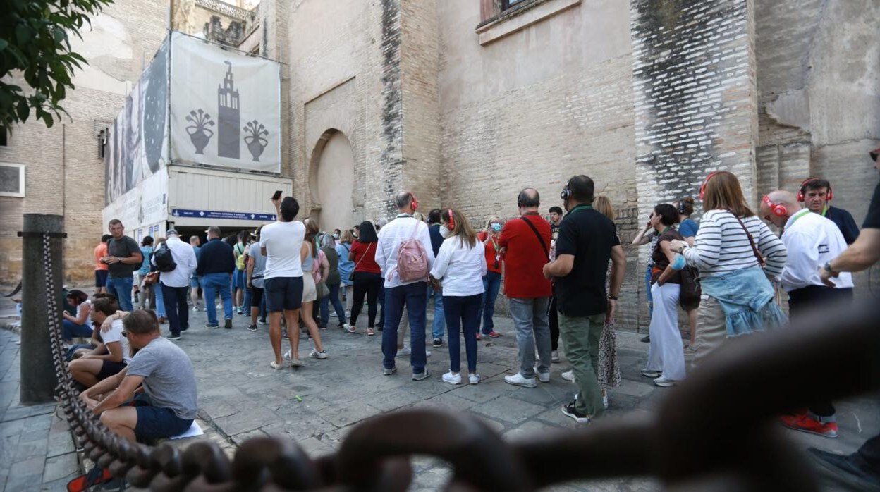 Un grupo de turistas en el entorno de la Catedral de Sevilla