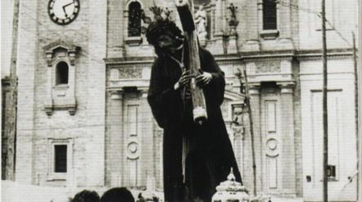 El Gran Poder, ante la parroquia de la Concepción de Nervión, de 1965