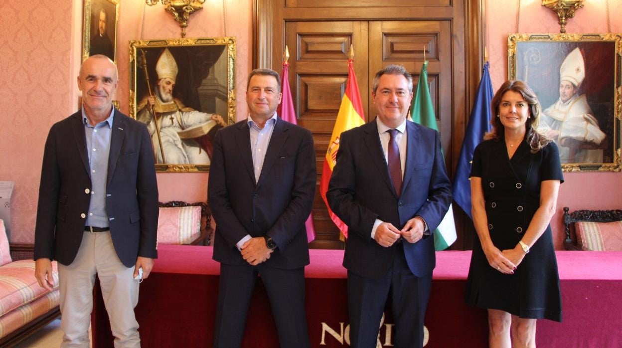 Antonio Muñoz, Carlos Cosin, Juan Espadas y Shannon McCarthy en el Ayuntamiento