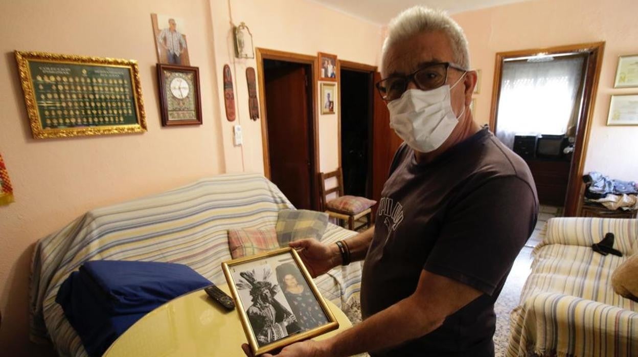 Juan García, con el cuadro con la foto de su madre que enseñó por la ventana al Gran Poder el sábado