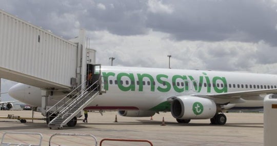 Desembarque de pasajeros de un avión