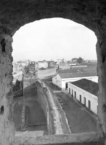 Murallas de la Macarena vistas desde un ventanal
