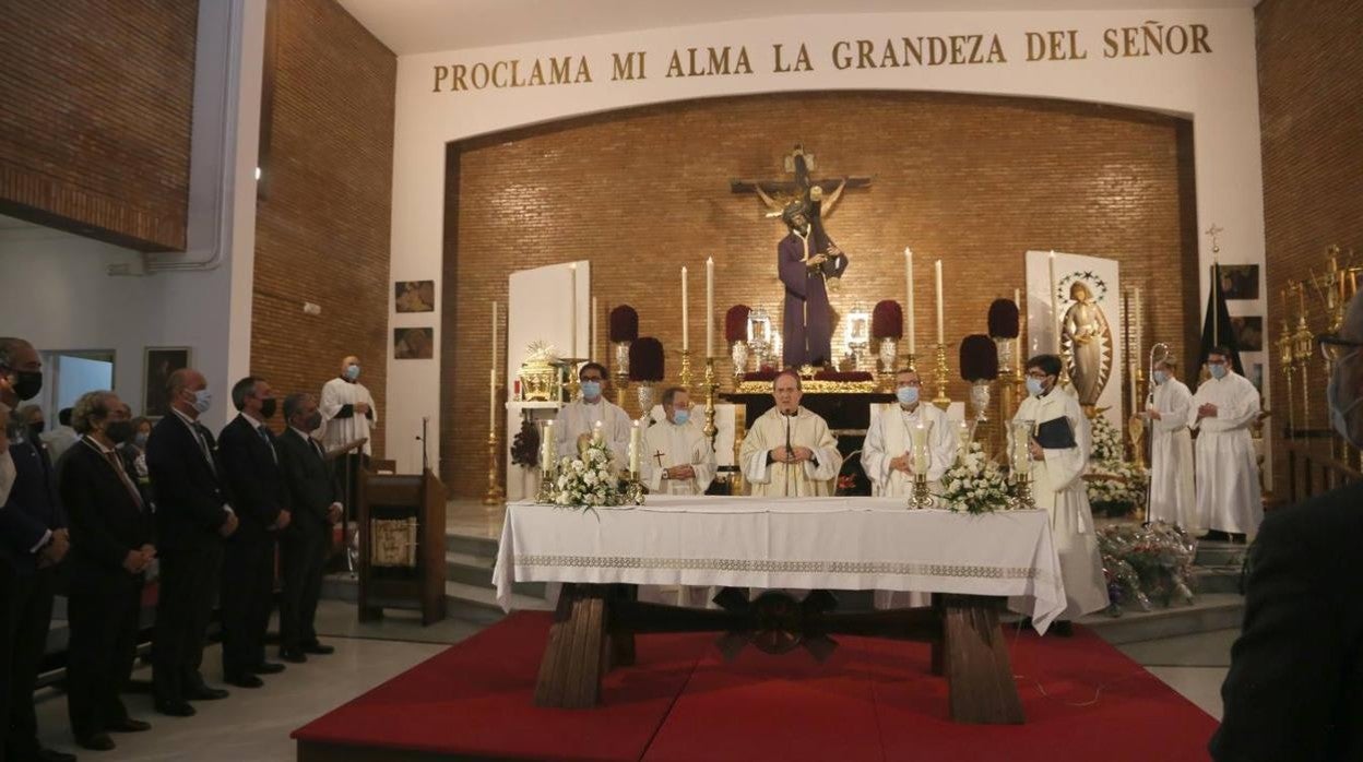 Monseñor Asenjo, presidiendo la misa del viernes del Gran Poder en la Blanca Paloma
