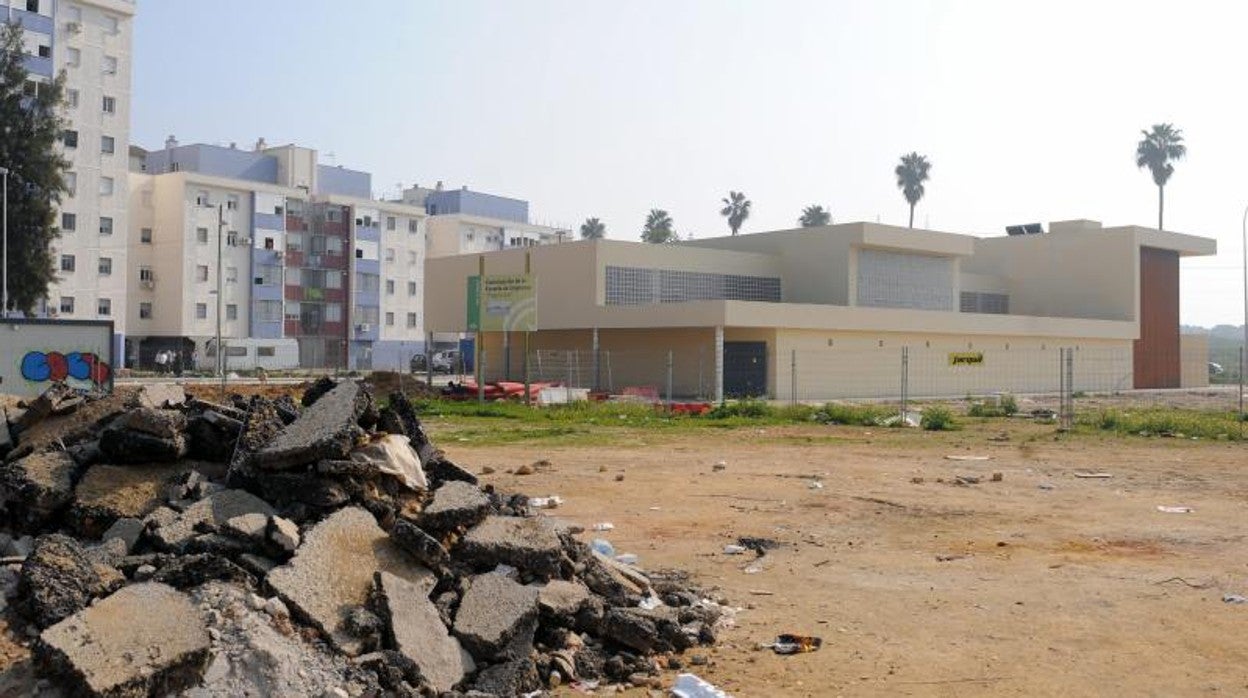 Solar vacío situado junto a la barriada Martínez Montañés