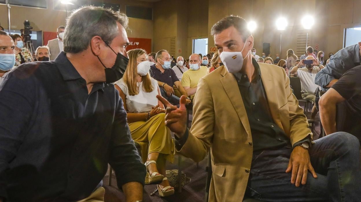 Pedro Sánchez y Juan Espadas, en un acto del PSOE el pasado mes de julio en Sevilla