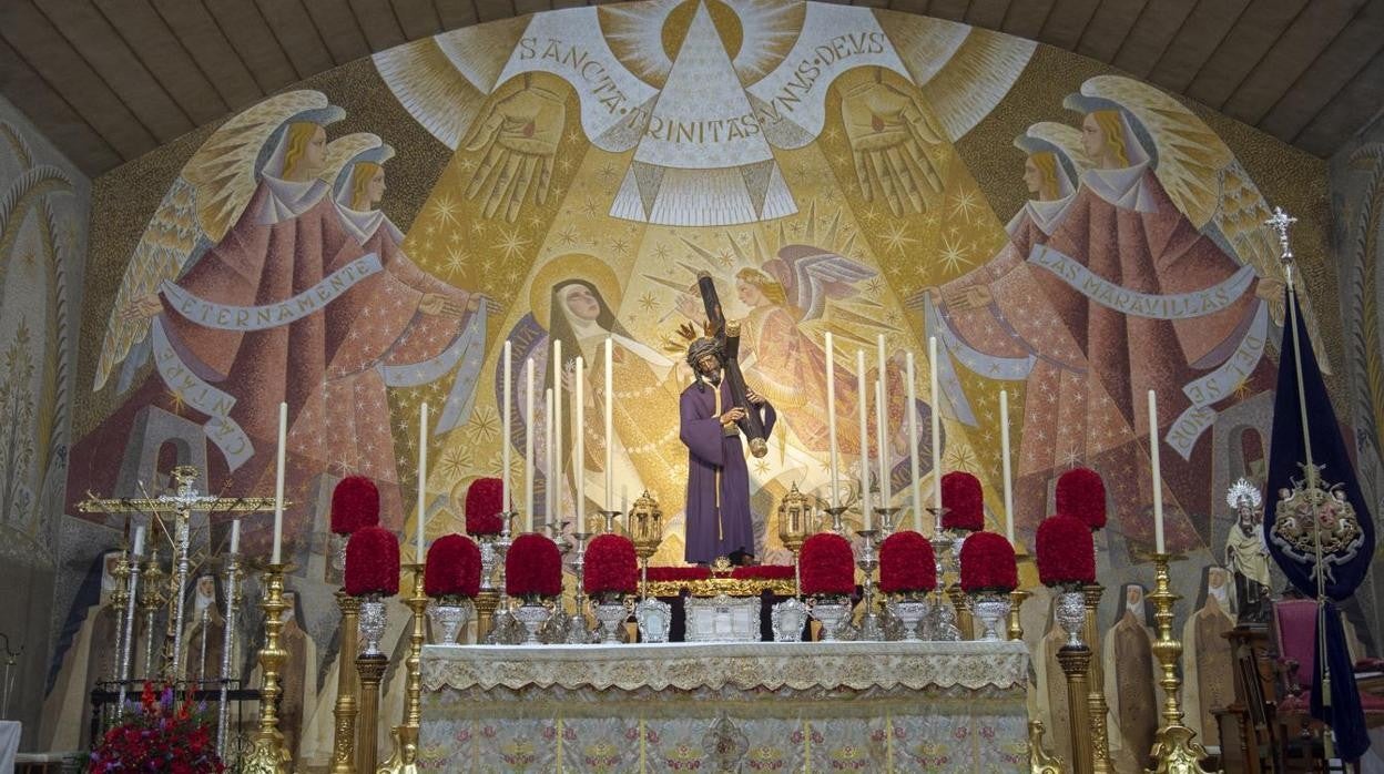 El Gran Poder enmarcado por las pinturas de Juan Miguel Sánchez en Santa Teresa