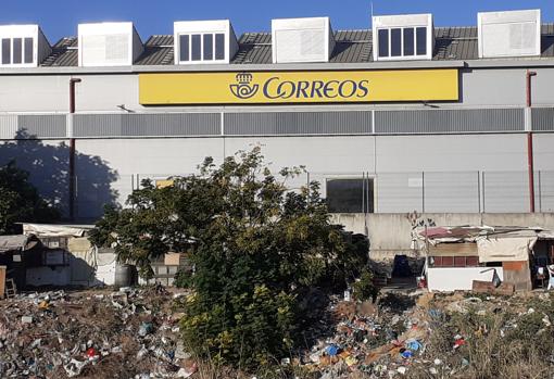 Chabolas en La Negrilla, junto a la sede logística de Correos