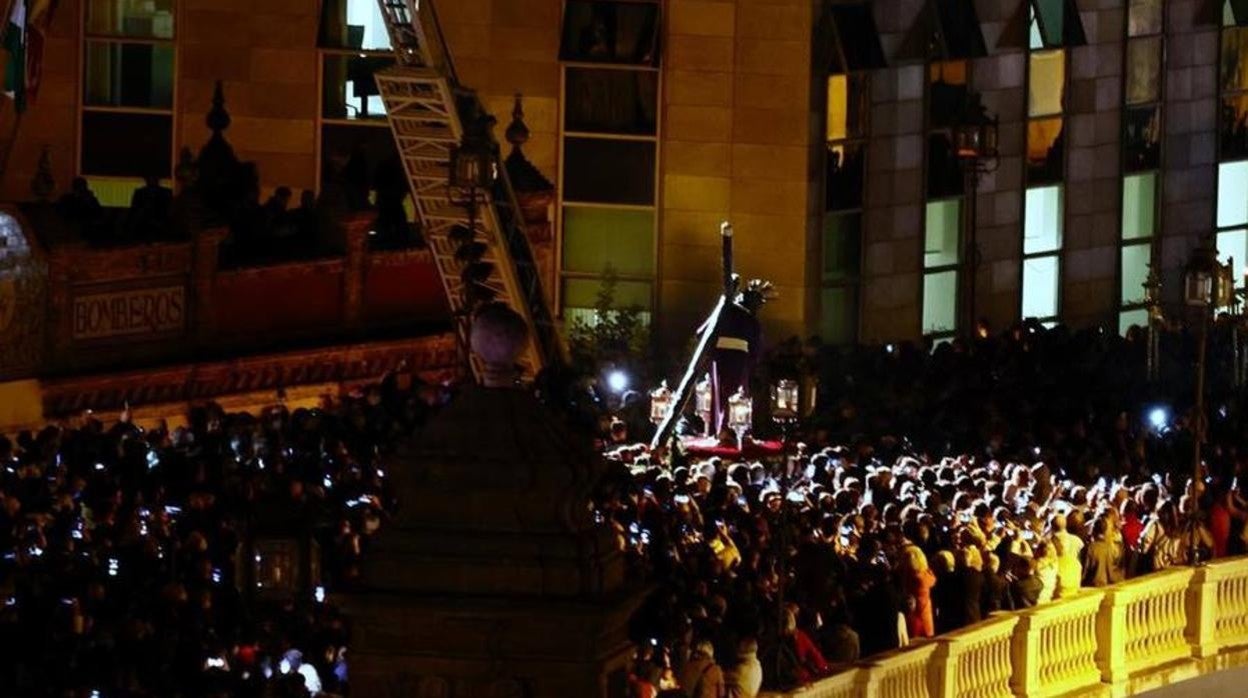 El Señor cruzando el puente de San Bernardo