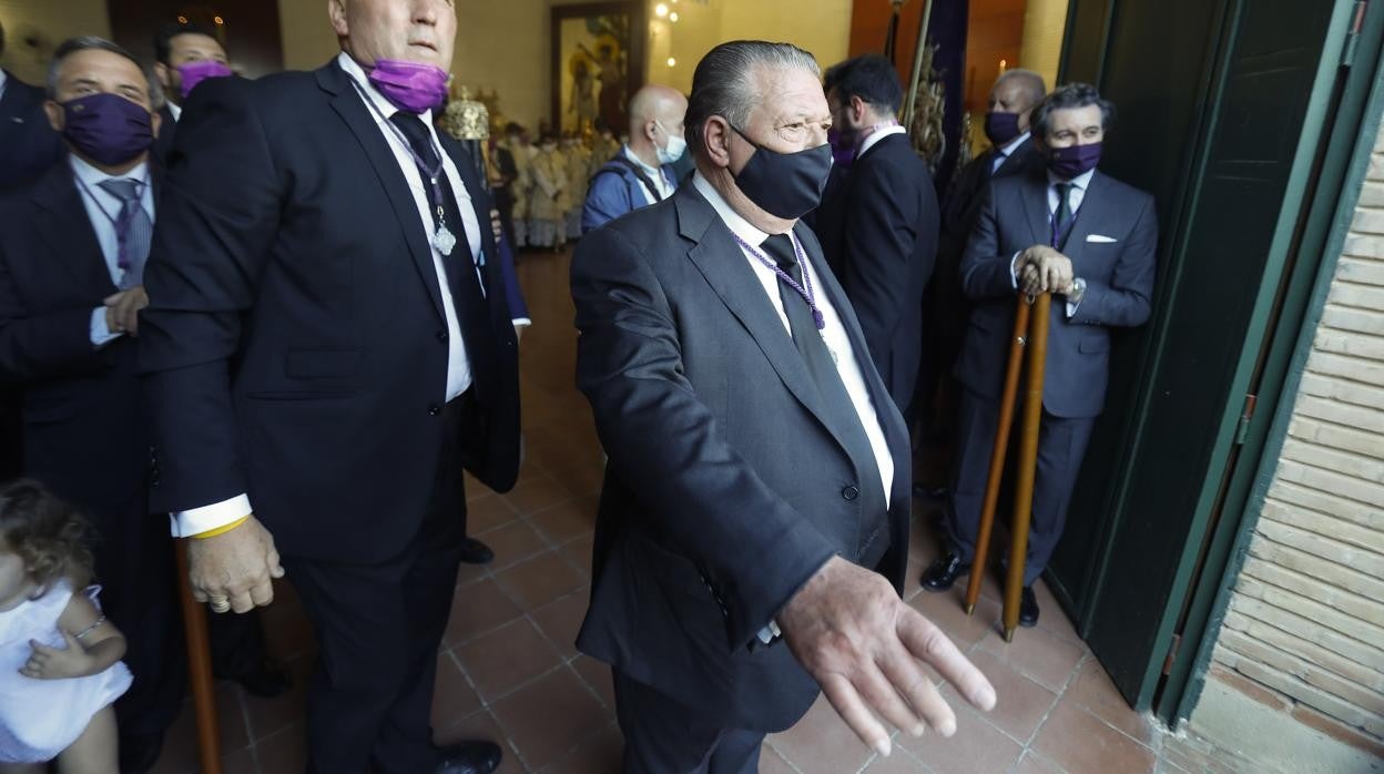 Manolo Villanueva dirigiendo las andas del Señor a su entrada en la parroquia de la Candearia