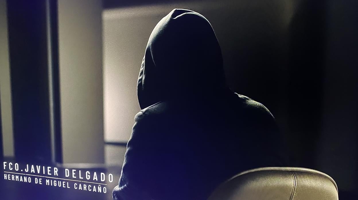 Fotograma de la docuserie de Marta del Castillo de Netflix, en el que interviene el hermano de Carcaño, Francisco Javier Delgado, ocultando su rostro