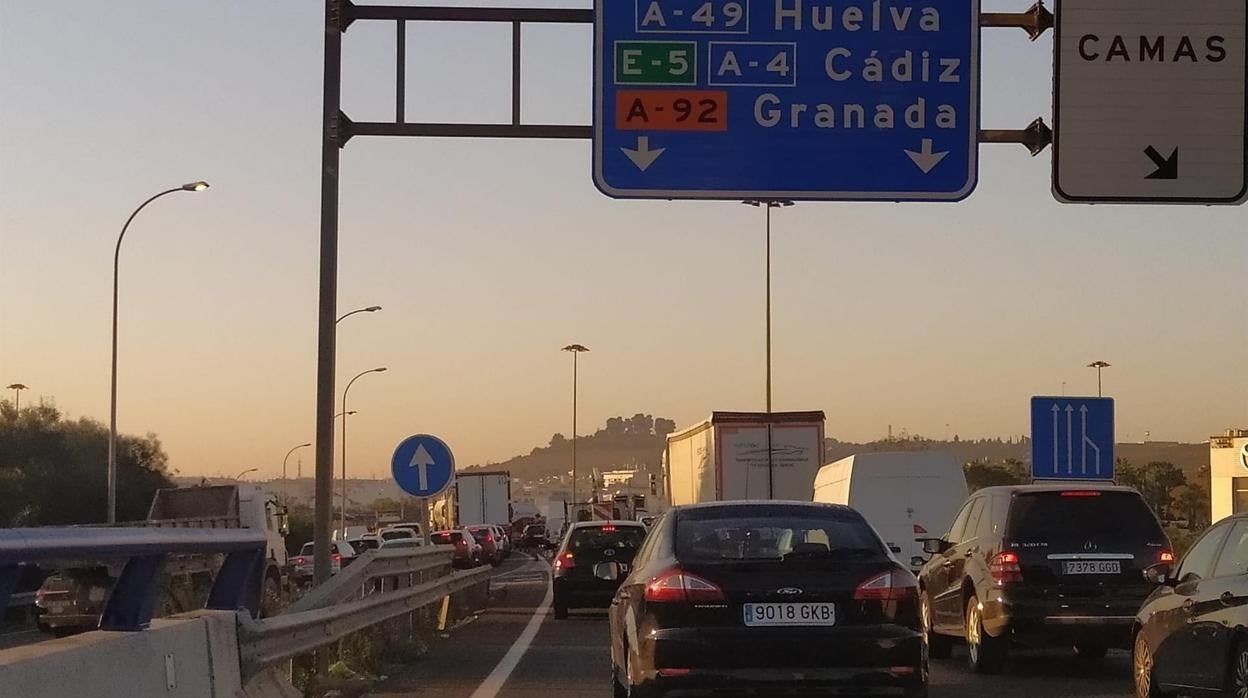 Las retenciones en las principales vías de entrada a Sevilla han sido muy importantes