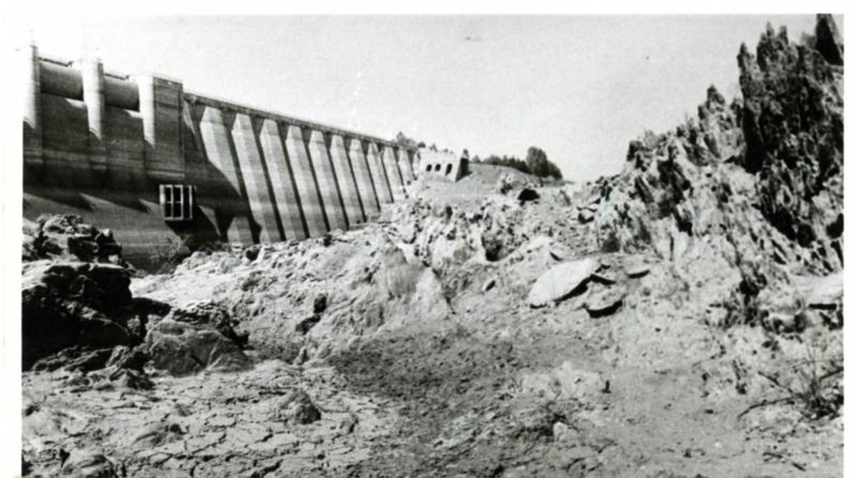 El pantano de Aracena, seco, en otro periodo seco, el correspondiente a 1983